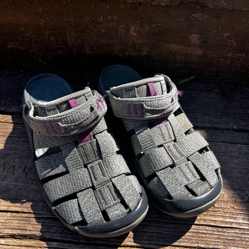 Green Sandals with Durable Sole and Adjustable Straps